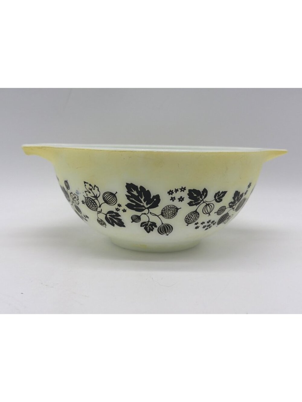Vintage Pyrex 442 1 1/2 Qt Gooseberry Mixing Bowl Milk Glass Yellow Black